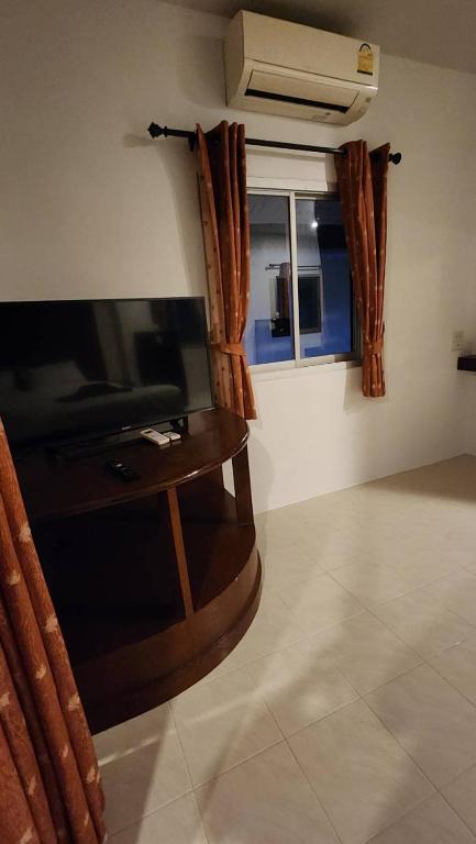TV a/nebo společenská místnost v ubytování เอสเอสเฮ้าแอ๊ดอ่าวนาง