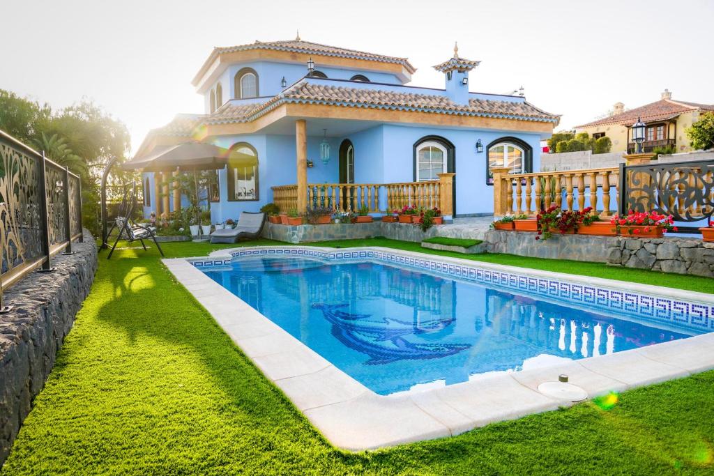 ein Swimmingpool vor einem Haus in der Unterkunft Villa Bella in Arona