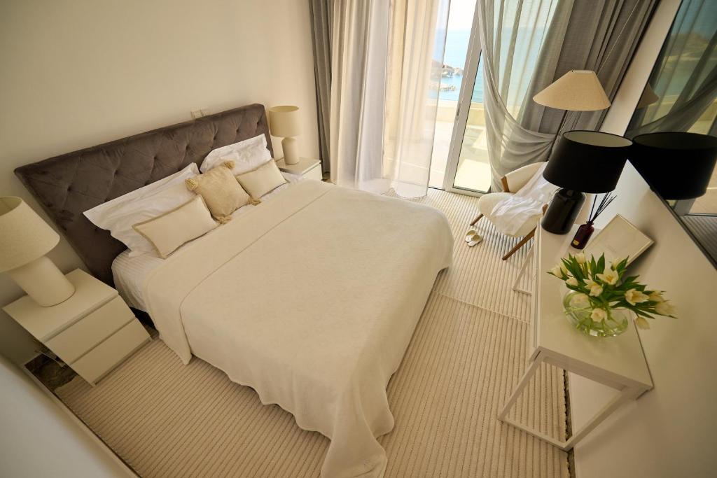 Postel nebo postele na pokoji v ubytování Olymp Luxury Villa C - Seafront Elegance with Infinity Pool and Exclusive Lifestyle