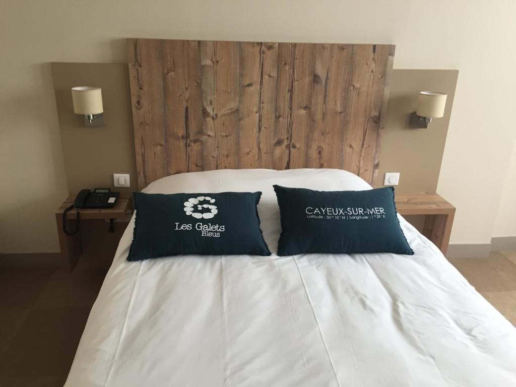 Postel nebo postele na pokoji v ubytování Hotel Les Galets Bleus