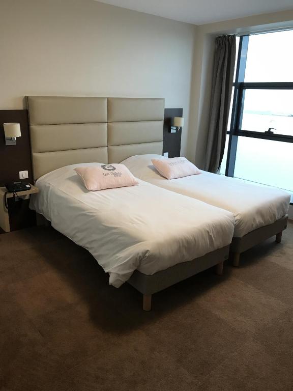 Postel nebo postele na pokoji v ubytování Hotel Les Galets Bleus