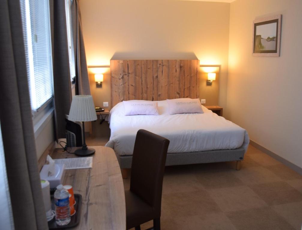 Postel nebo postele na pokoji v ubytování Hotel Les Galets Bleus