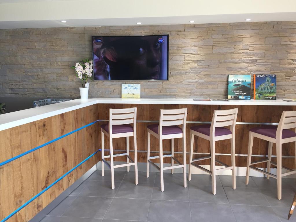 TV a/nebo společenská místnost v ubytování Hotel Les Galets Bleus