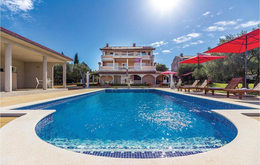 une grande piscine devant une maison dans l'établissement Three-Bedroom Apartment In Vodnjan, à Mednjan