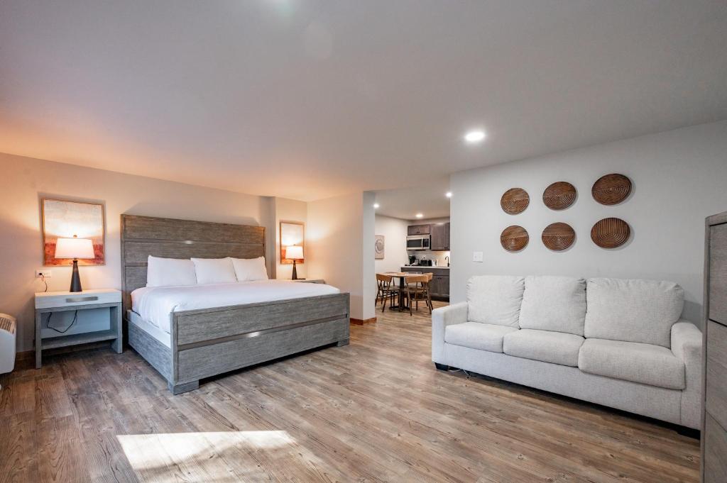 Postel nebo postele na pokoji v ubytování Cove Creek Lodge 108 Lakeside Executive King Suite