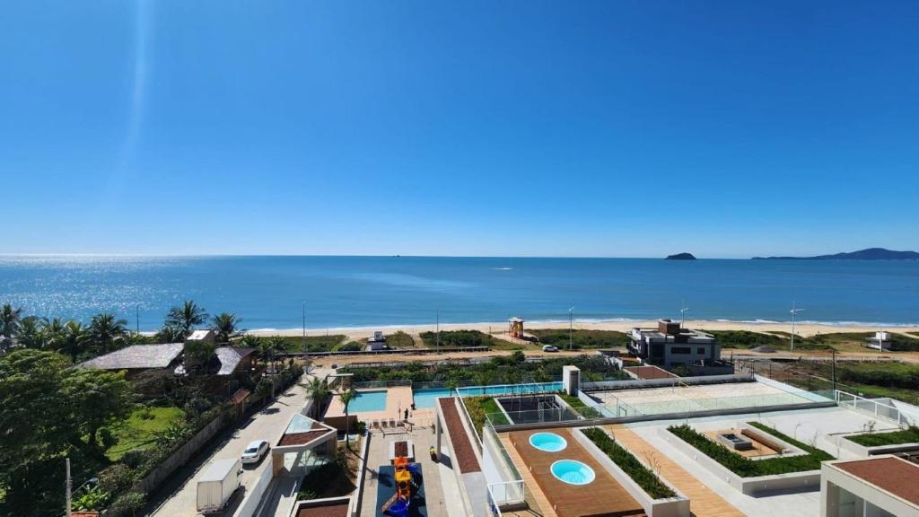 an aerial view of a resort with a pool and the ocean at Summer Holiday com Piscina Climatizada - Piçarras in Piçarras
