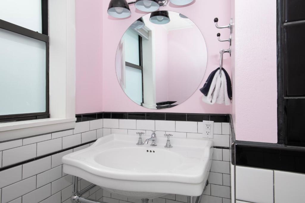 Koupelna v ubytování Sapphire Motel Midtown Bozeman