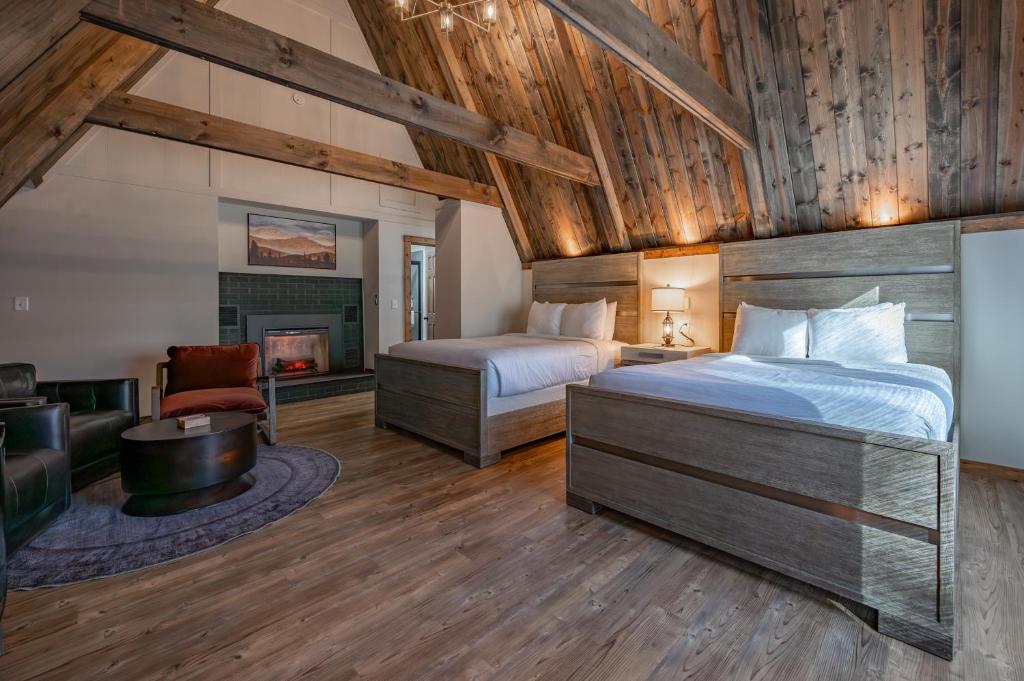 Postel nebo postele na pokoji v ubytování Cove Creek Lodge 217 Lakeside Double Queen Fireplace Room