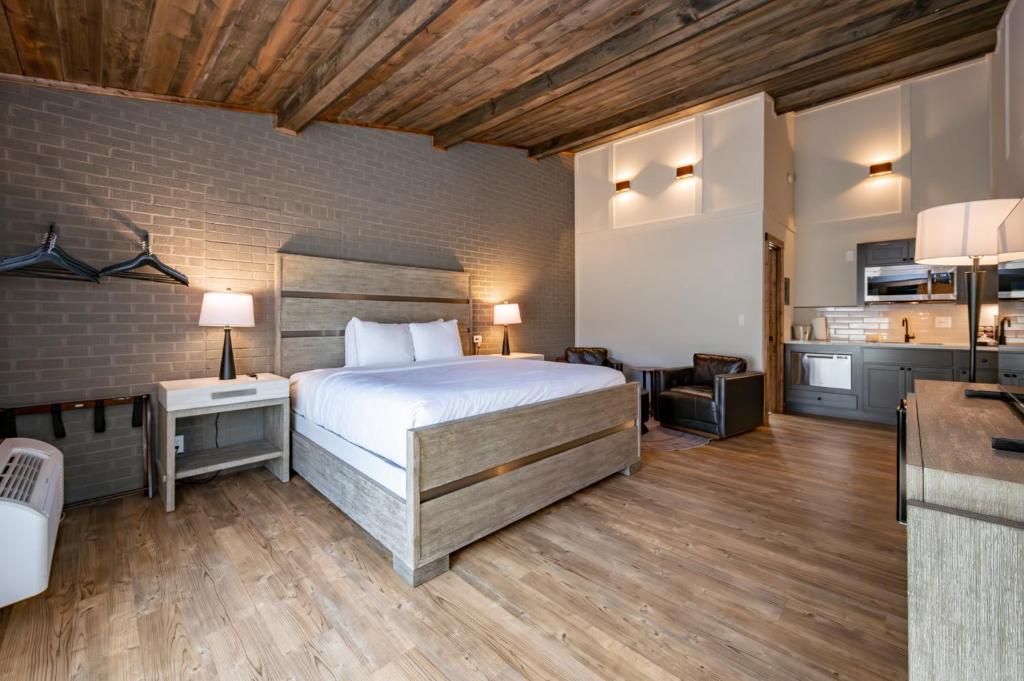 Ένα ή περισσότερα κρεβάτια σε δωμάτιο στο Cove Creek Lodge 219 Lakeside Executive King Suite