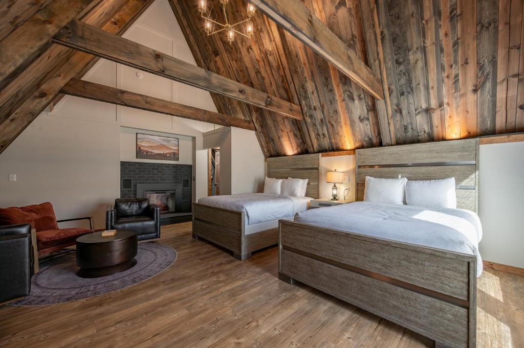 ein Schlafzimmer mit zwei Betten und einem Kamin in der Unterkunft Cove Creek Lodge 220 Lakeside Double Queen Fireplace Room in Oakland