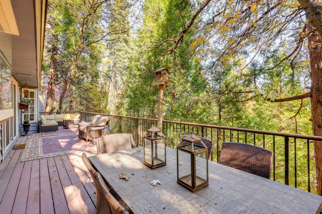 Μπαλκόνι ή βεράντα στο Walk to Lake Arrowhead Home with Hot Tub and Wet Bar!