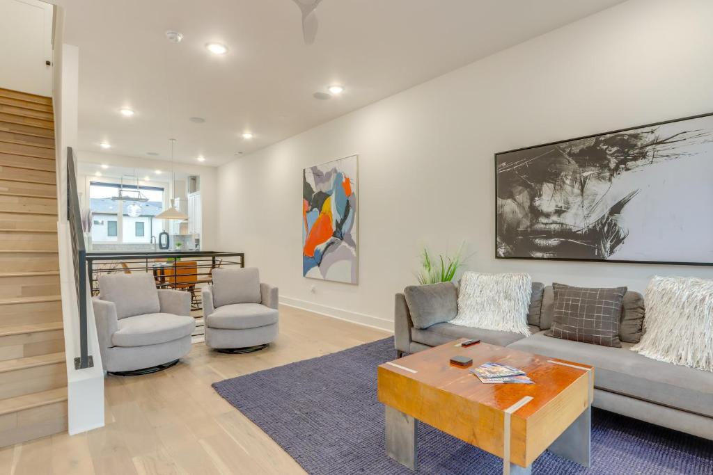 Χώρος καθιστικού στο Near Downtown Luxury Townhome in Bentonville!