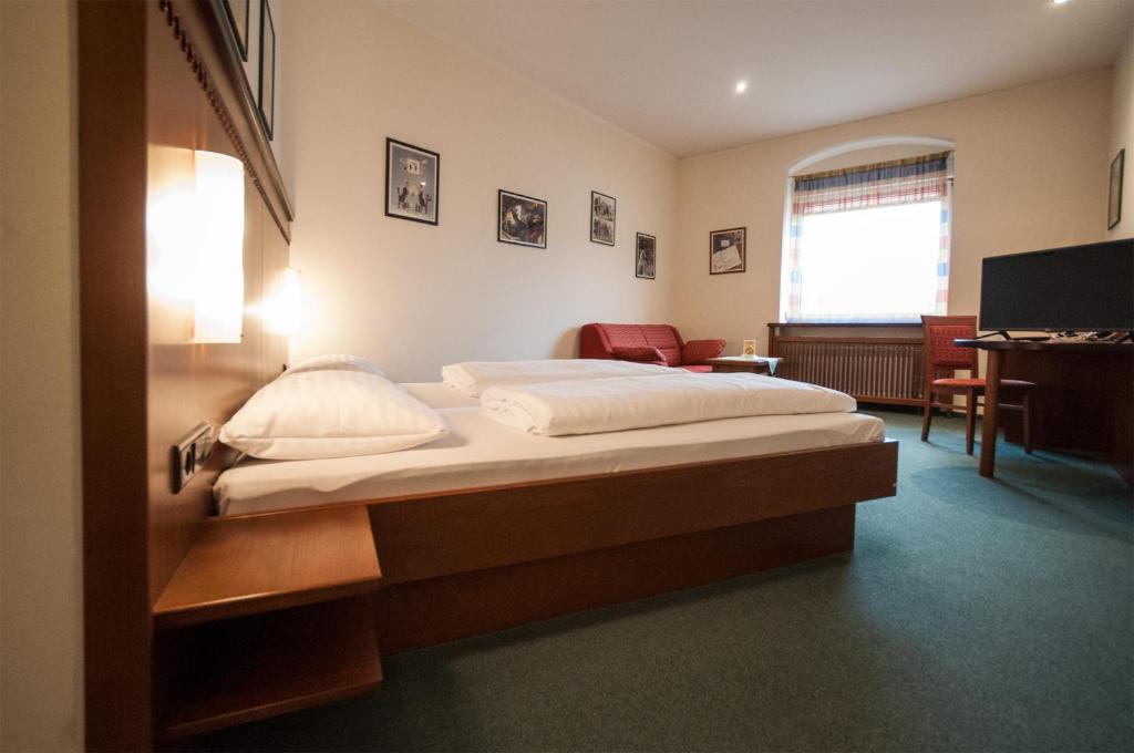 Postel nebo postele na pokoji v ubytování Hotel Gasthof Sonne