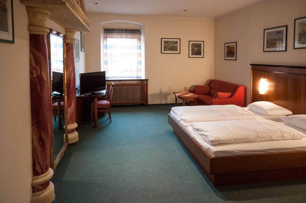 Postel nebo postele na pokoji v ubytování Hotel Gasthof Sonne