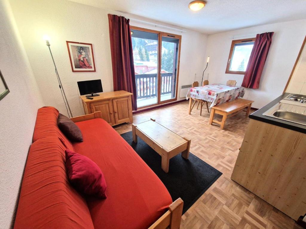un salon avec un canapé rouge et une table dans l'établissement Résidence Grand Argentier - 2 pièces +coin montagne 4/6personnes coeur station MAE-2934, à Modane