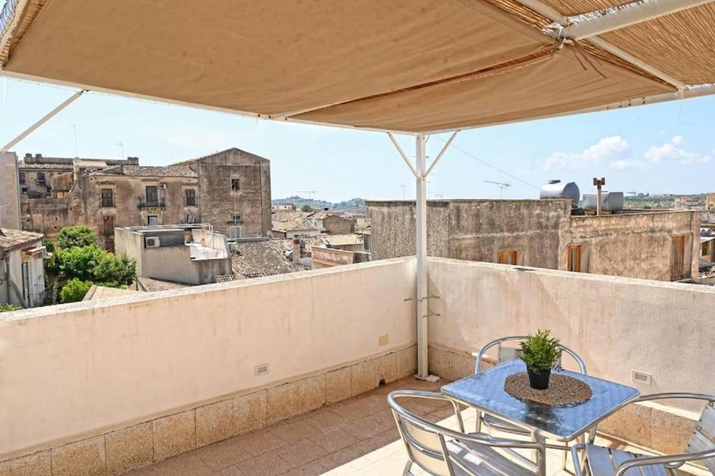 ノートにあるDuomo Roomのバルコニーにテーブルと椅子が置かれたパティオ