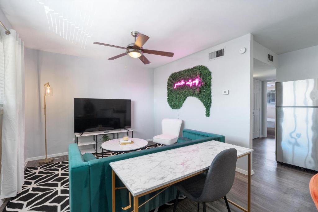 salon z zieloną kanapą i telewizorem w obiekcie Mins 2 Downtown - King Bed - Private Stays w mieście Austin