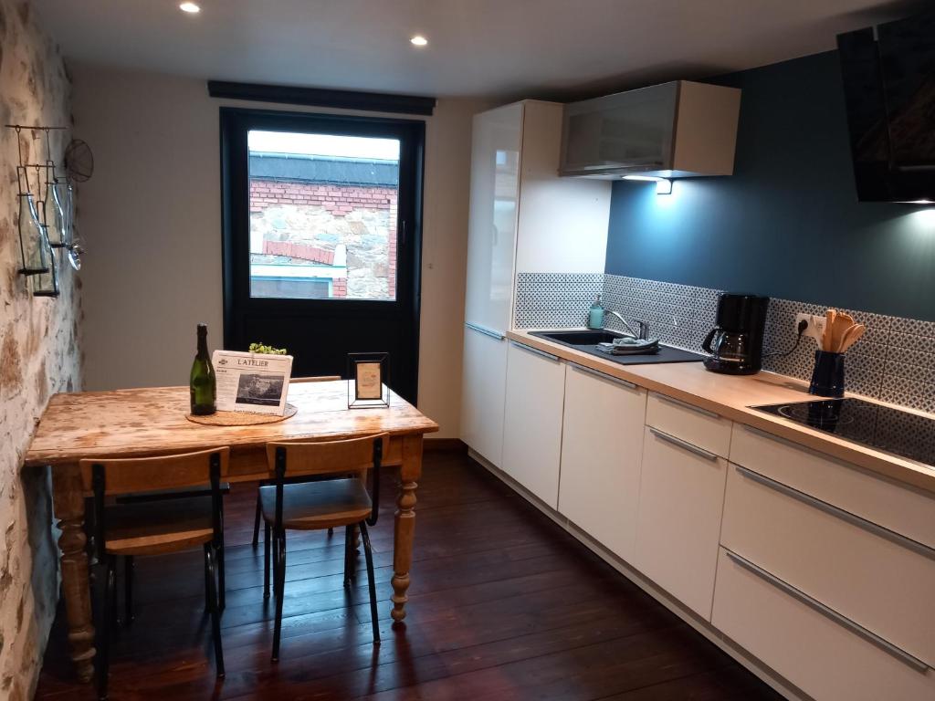Kuchyň nebo kuchyňský kout v ubytování L'Atelier - Gîte urbain chaleureux