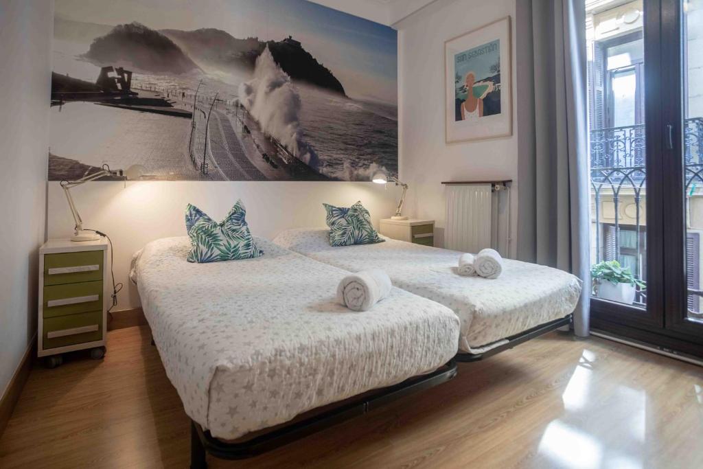 Postel nebo postele na pokoji v ubytování Gurtxu Rooms by Sun Sebastián