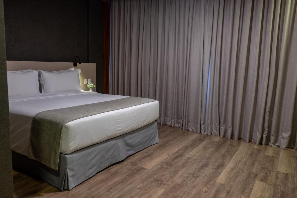 Postel nebo postele na pokoji v ubytování URBAN by UNU Osasco Hotel