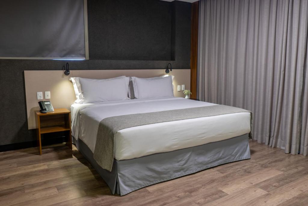 Postel nebo postele na pokoji v ubytování URBAN by UNU Osasco Hotel