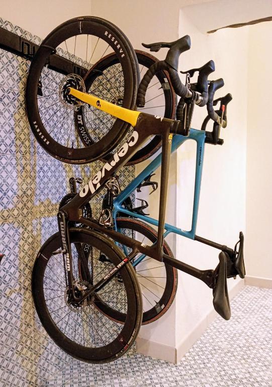 due biciclette sono appese a un muro di CBS- Calpe biking and summer a Calpe