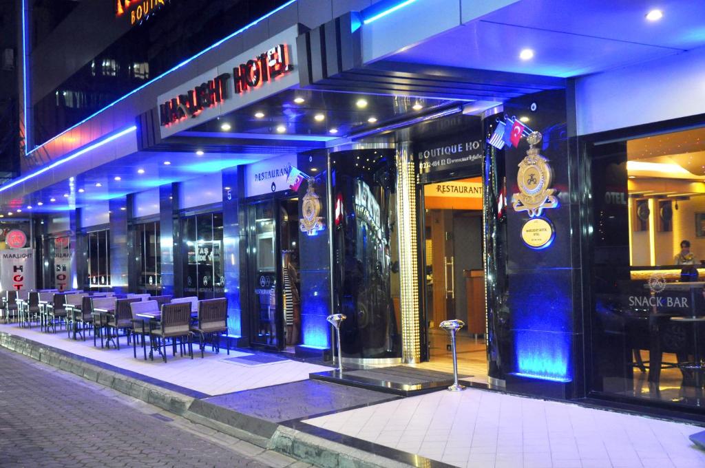 un edificio con mesas y sillas delante de él en Marlight Boutique Hotel en İzmir