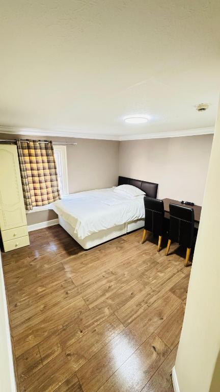 a bedroom with a bed and a desk and a bed sidx sidx sidx at White House Lodge in Cambridge