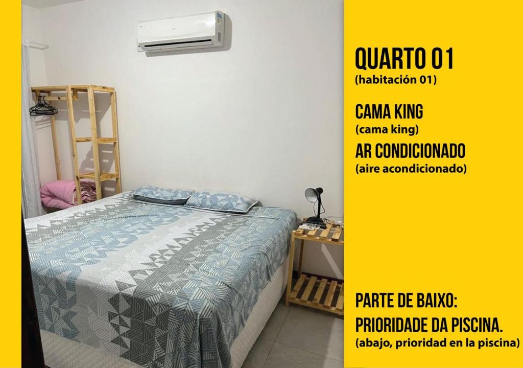 Zimmer mit einem Bett in einem Zimmer mit einem Himmelbett in der Unterkunft Soares Acomodações in Itapema