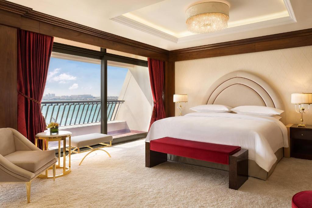 Postel nebo postele na pokoji v ubytování Sheraton Grand Doha Resort & Convention Hotel