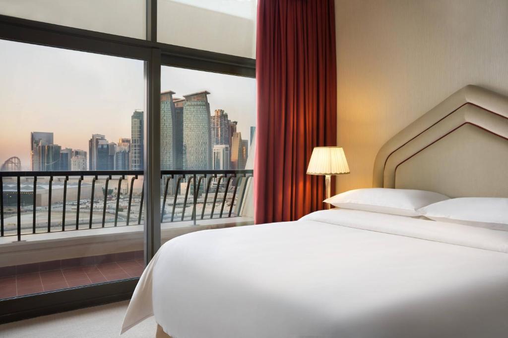 Postel nebo postele na pokoji v ubytování Sheraton Grand Doha Resort & Convention Hotel