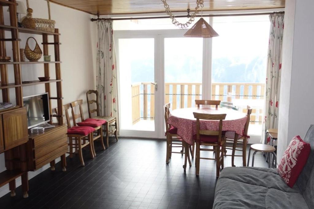 un salon avec une table, des chaises et un canapé dans l'établissement Résidence Chanses - APPARTEMENT ALPE D'HUEZ QUARTIER DU VIEL ALPE MAE-2061, à Huez