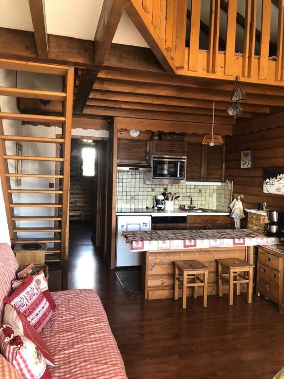 - une cuisine avec un comptoir et une cuisinière four supérieur dans l'établissement Résidence Musardiere - APPARTEMENT ALPE D'HUEZ CENTRE STATION MAE-2111, à Huez