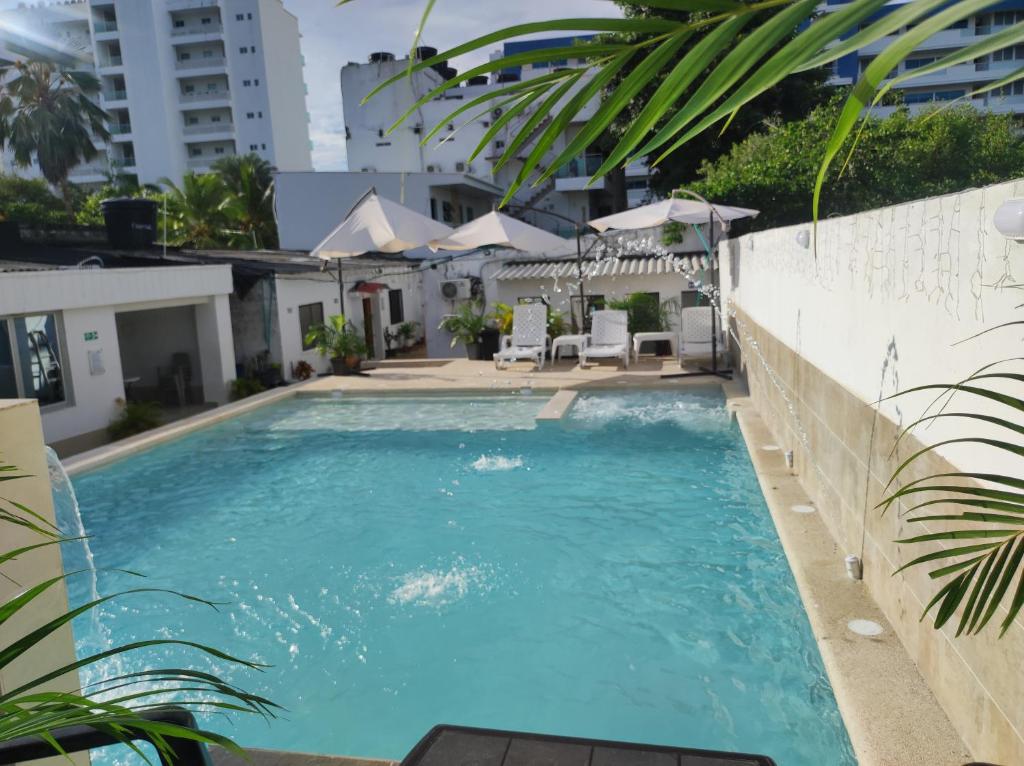 Bazén v ubytování Apartamentos Villa Leonor nebo v jeho okolí