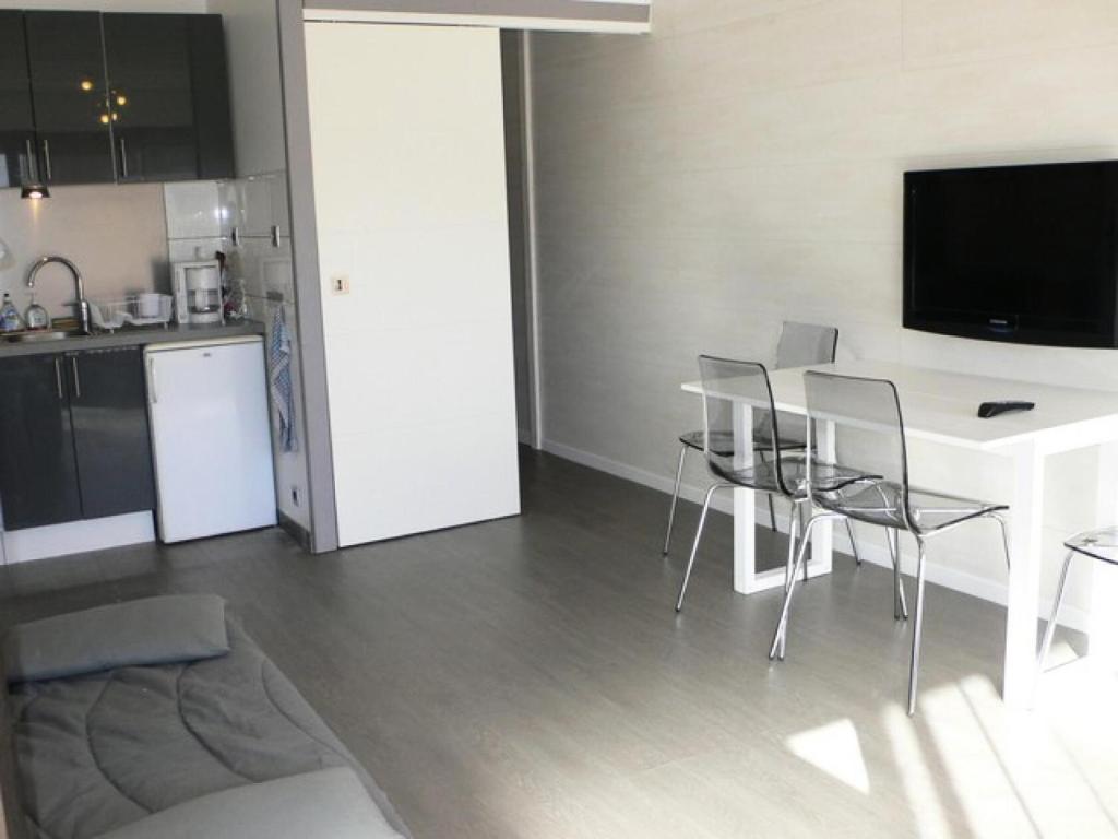 une cuisine et une salle à manger avec une table et des chaises dans l'établissement Résidence Samovar - APPARTEMENT ALPE D'HUEZ QUARTIER CENTRE STATION MAE-2291, à Huez