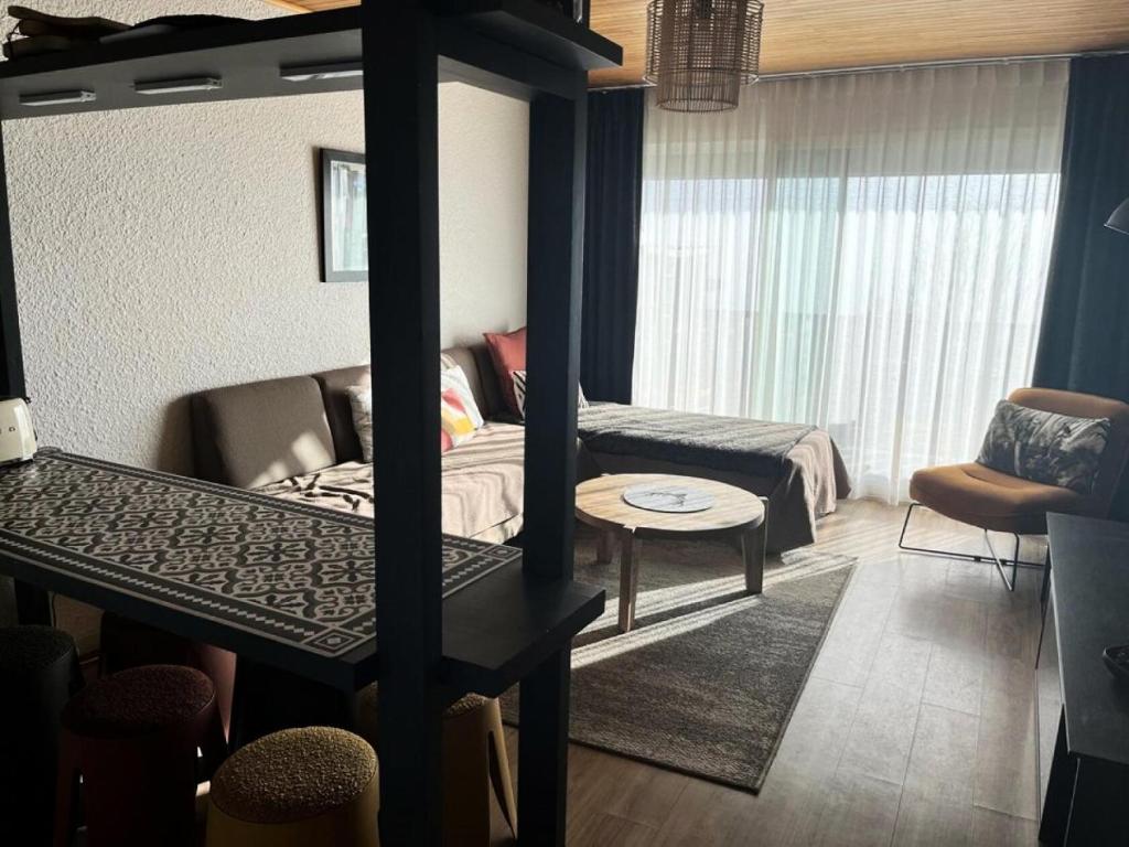 un salon avec un canapé et une table dans l'établissement Résidence Montana - APPARTEMENT ALPE D'HUEZ HAUT DE STATION MAE-2331, à Huez
