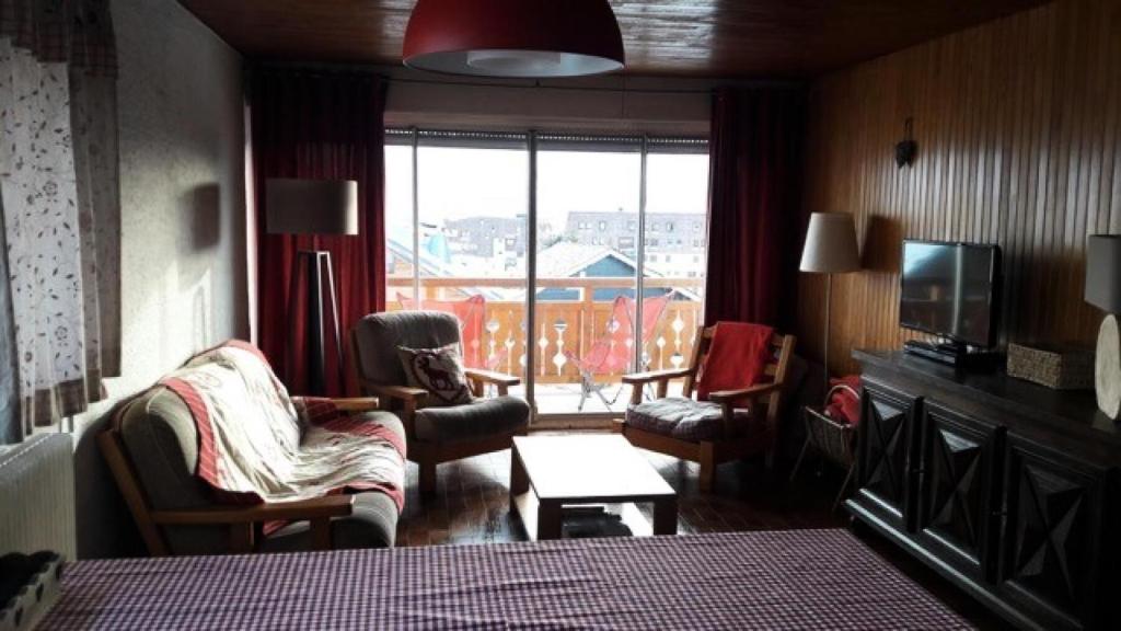 une chambre avec un lit et un salon avec une fenêtre dans l'établissement Résidence Alpe 2000 - APPARTEMENT ALPE D'HUEZ HAUT DE STATION MAE-2341, à Huez