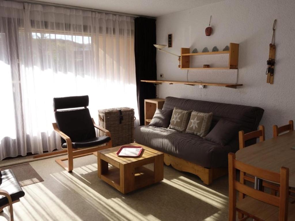 un salon avec un canapé et une table dans l'établissement Résidence Meije - APPARTEMENT ALPE D'HUEZ CENTRE STATION MAE-2411, à Huez