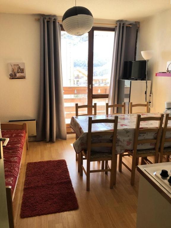 un salon avec une table et des chaises de salle à manger dans l'établissement Résidence Skisun - APPARTEMENT ALPE D'HUEZ CENTRE STATION MAE-2471, à Huez