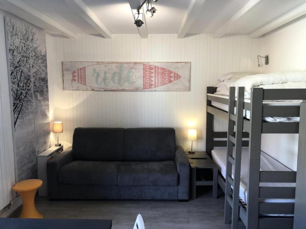 - un salon avec un canapé et 2 lits superposés dans l'établissement Résidence Sures A - APPARTEMENT ALPE D'HUEZ PROCHE CENTRE STATION MAE-2561, à Huez