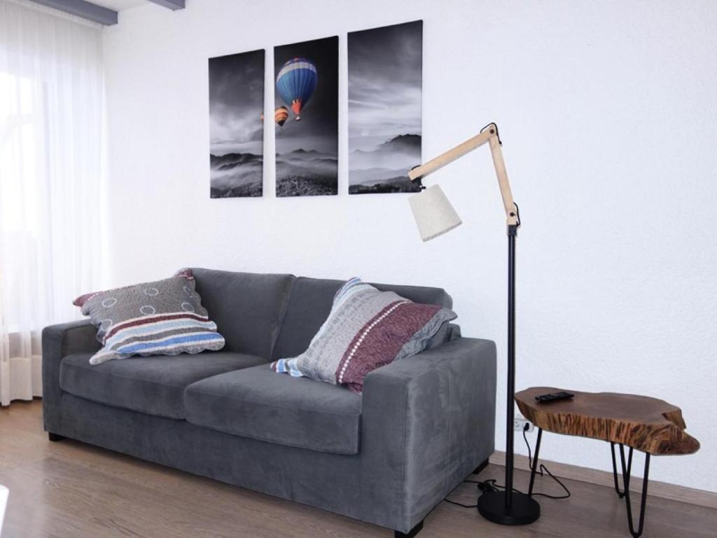 un salon avec un canapé et une lampe dans l'établissement Résidence Samovar - APPARTEMENT ALPE D'HUEZ CENTRE STATION MAE-2591, à Huez