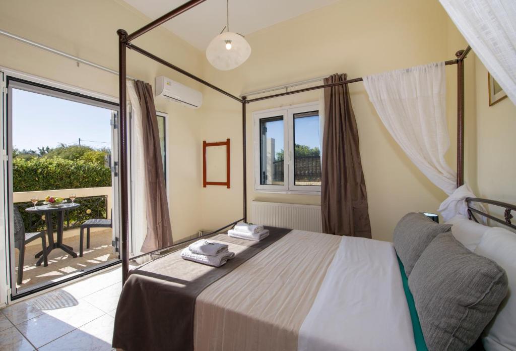Posteľ alebo postele v izbe v ubytovaní Villa Ifigeneia Private Hot Tub Rooms