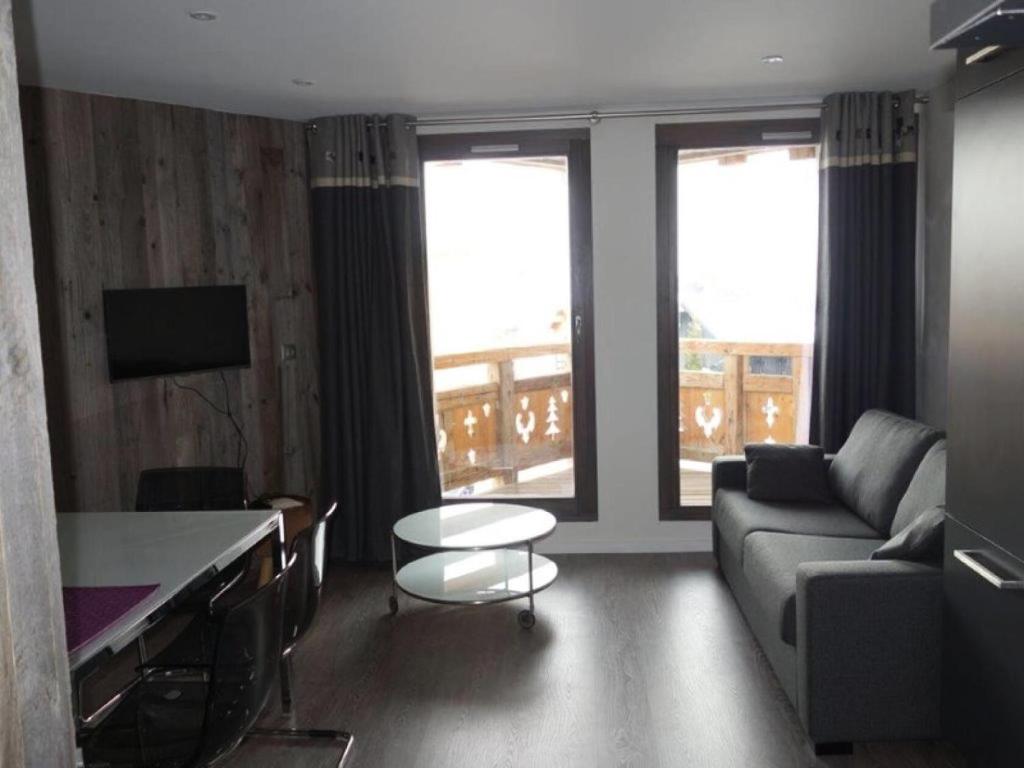 un salon avec un canapé et une table dans l'établissement Résidence Taburle - APPARTEMENT ALPE D'HUEZ HAUT DE STATION MAE-2621, à Huez