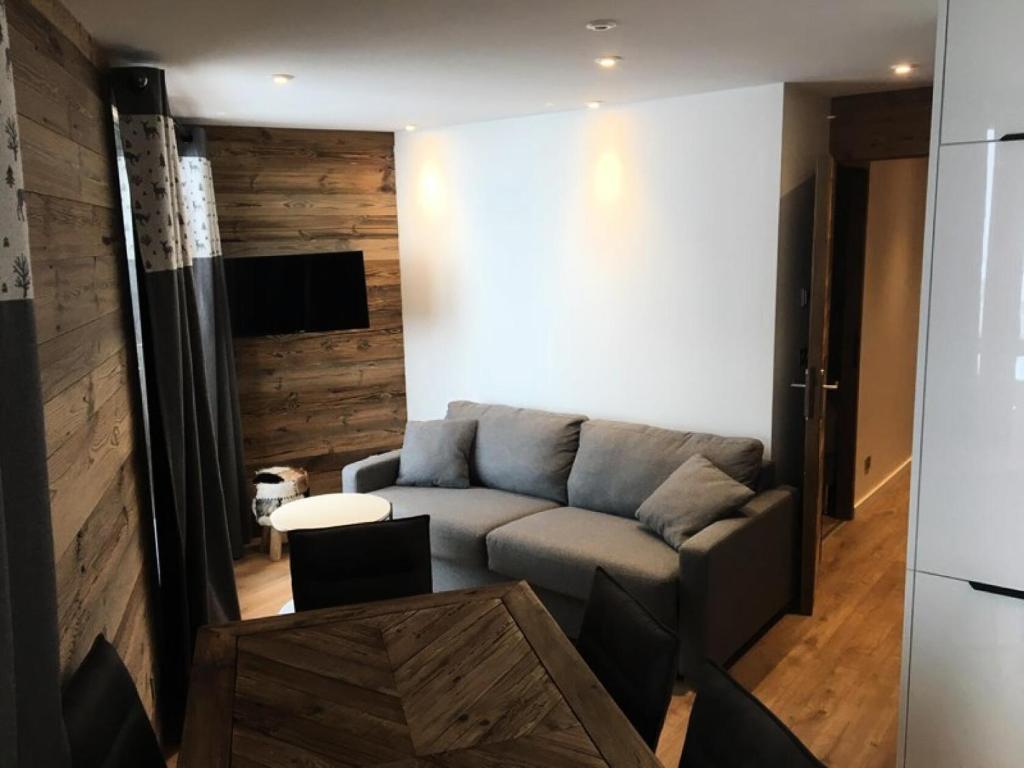 un salon avec un canapé et une table dans l'établissement Résidence Taburle - APPARTEMENT ALPE D'HUEZ HAUT DE STATION MAE-2651, à Huez