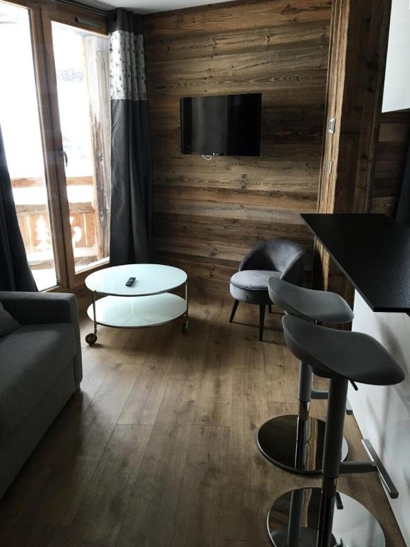 un salon avec un canapé et une table dans l'établissement Résidence Taburle - APPARTEMENT ALPE D'HUEZ HAUT DE STATION MAE-2641, à Huez