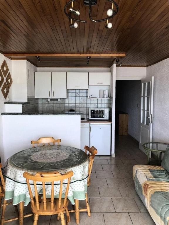 une cuisine et une salle à manger avec une table et des chaises dans l'établissement Résidence Concorde - APPARTEMENT ALPE D'HUEZ AVENUE DU RIF NEL MAE-2851, à Huez