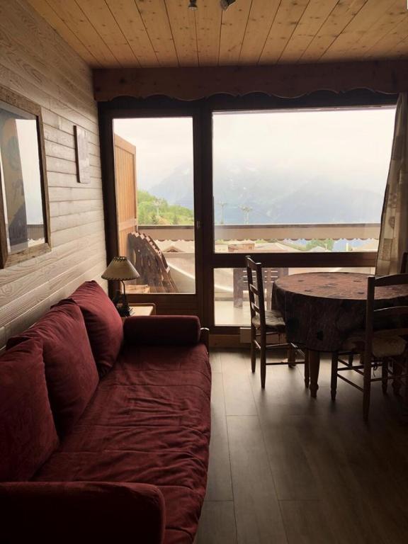 un salon avec un canapé et une table dans l'établissement Résidence Maison De L'alpe - APPARTEMENT ALPE D'HUEZ QUARTIER VIEL ALPE MAE-2931, à Huez