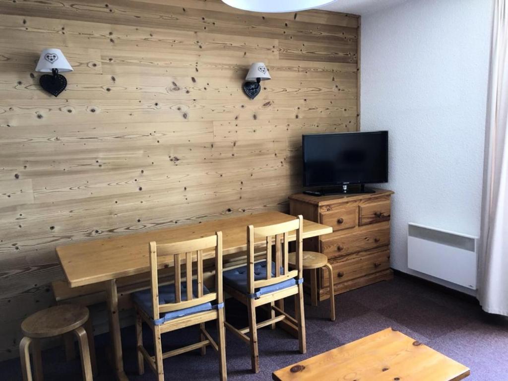 une salle à manger avec une table et une télévision dans l'établissement Résidence Skival - APPARTEMENT ALPE D'HUEZ QUARTIER DE L'ECLOSE MAE-2961, à Huez