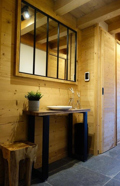 La salle de bains est pourvue d'un lavabo dans un mur en bois. dans l'établissement Résidence Res.de L'alpe - DUPLEX DE 130M2 CENTRE STATION MAE-3241, à Huez