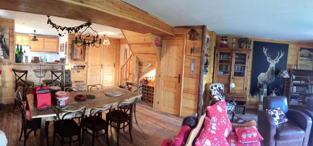un salon avec une table et quelques chaises dans l'établissement Résidence Val D'ys - Appartement 3 pièces Centre Station MAE-3211, à Huez